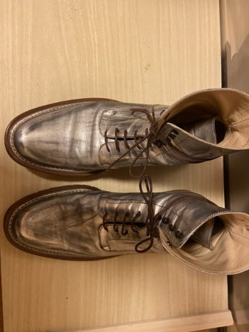 ロッコピーのレースアップブーツ。シルバーにわざと汚れたような加工をしています。