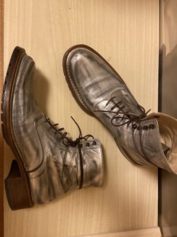 ロッコピーのレースアップブーツ。シルバーにわざと汚れたような加工をしています。