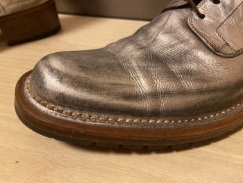 ロッコピーのレースアップブーツ。シルバーにわざと汚れたような加工をしています。