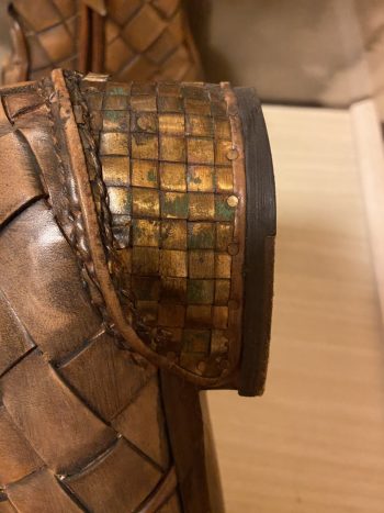 短冊切りのレザーを丁寧に編み込む技法イントレチャートを使った紳士用ショートブーツ