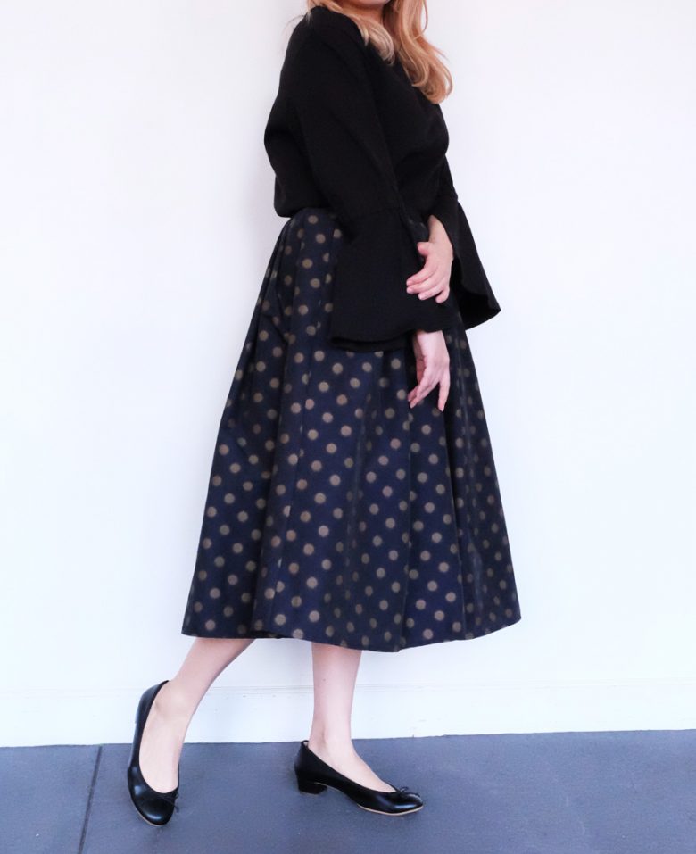 ネイビーの神戸・山の手ゴールドドットスカート ブラックのフレアスリーブトップス ブラックの3cmバレエシューズ