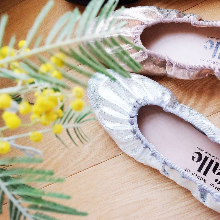 少女から大人へ変化する女性に合わせてインソールのラベルを箔押しの落ち着いた雰囲気に変更していきます。