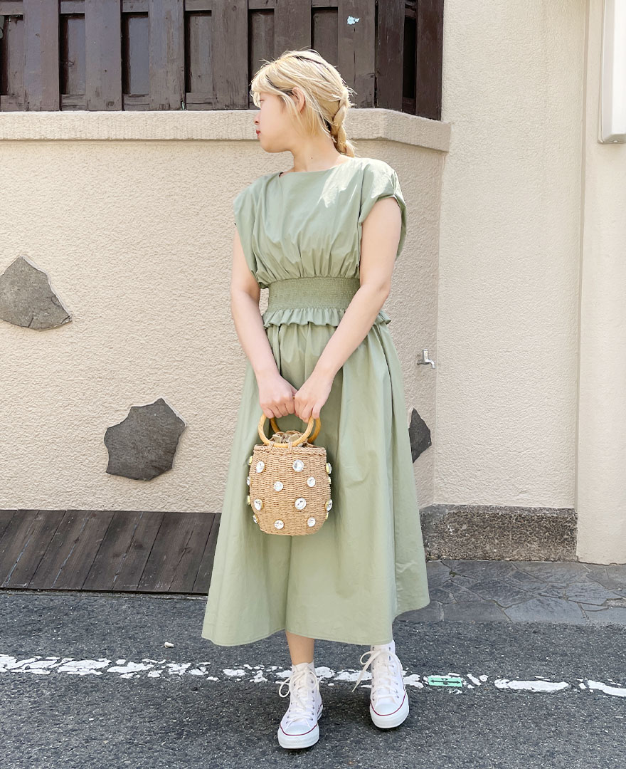 トレコードの2021年春夏新作ワンピースをカゴバッグと涼し気にコーディネート