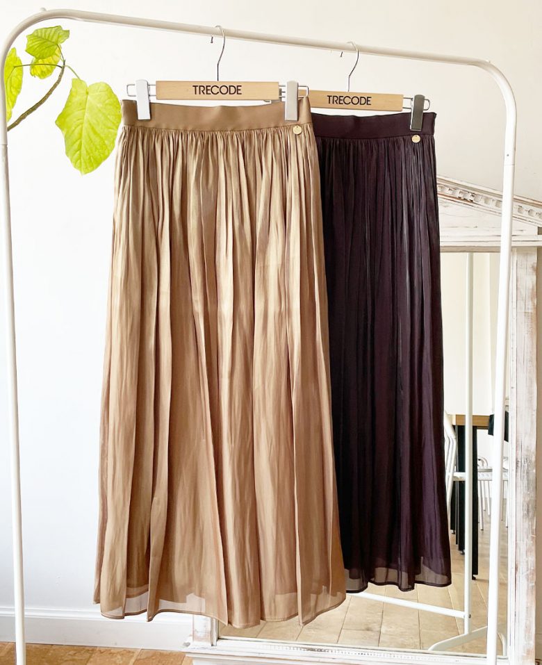 おしゃれなお母さんにもおすすめのツヤ感が上品なシャイニーギャザースカート