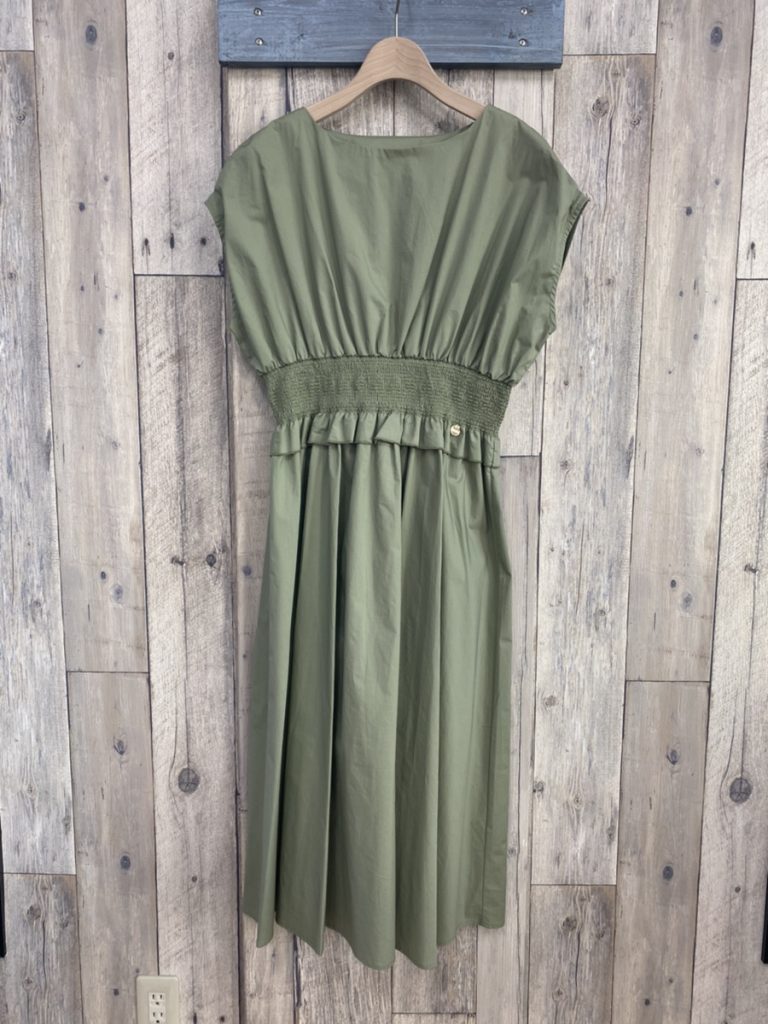 トレコードスモック刺しゅうワンピースのカーキ