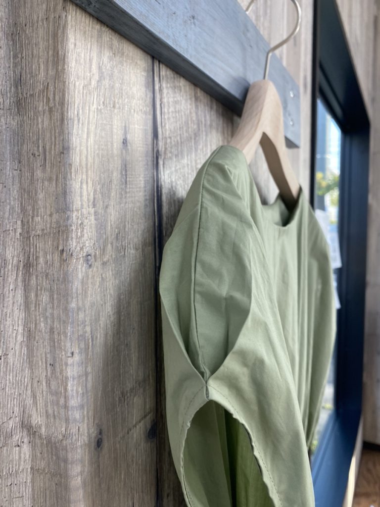 スモック刺しゅうワンピースの首の袖の特徴