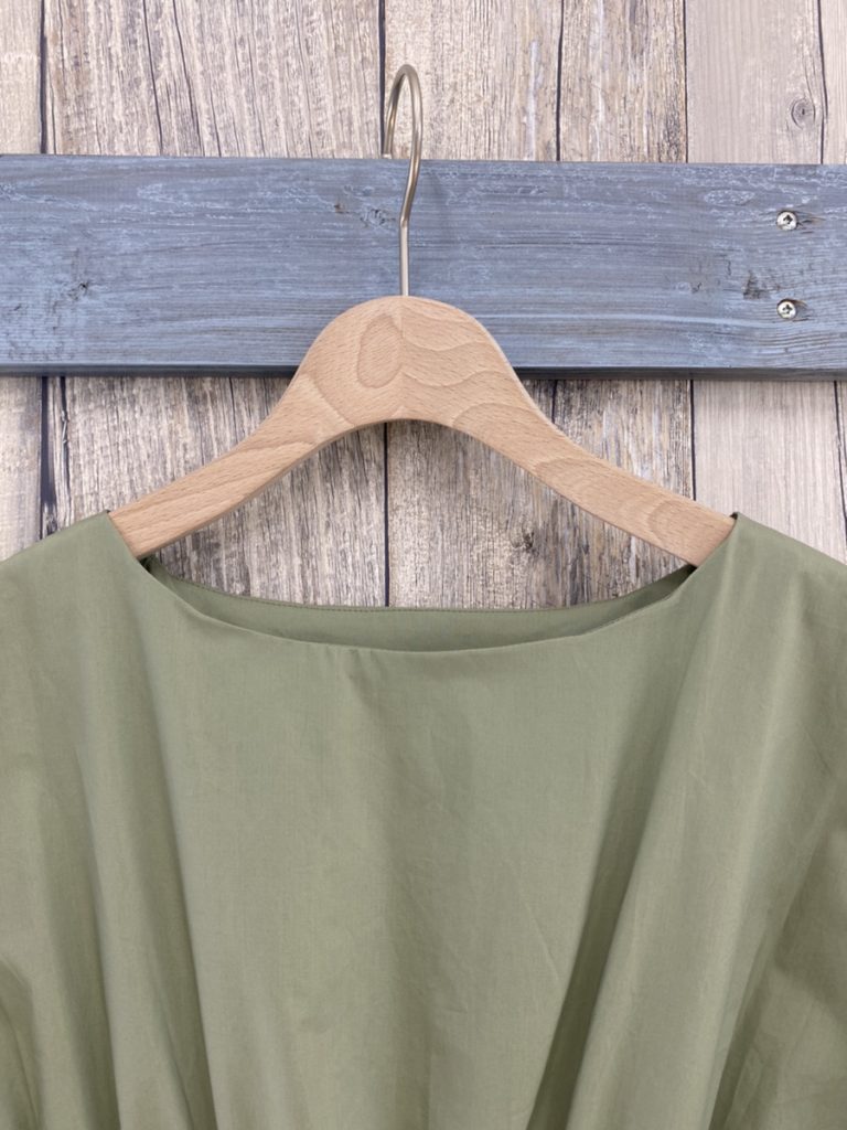 スモック刺しゅうワンピースの首のあき具合