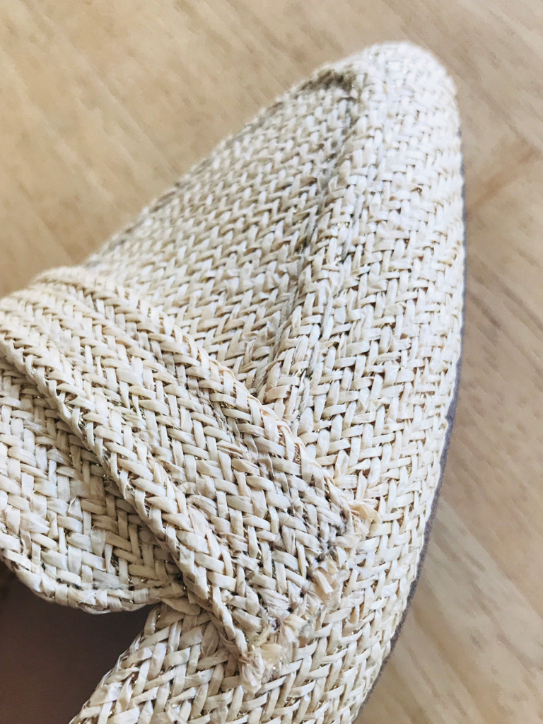 ラフィアの素材感を生かして、甲部分のベルト「サドル」の端はあえて切りっぱなしに