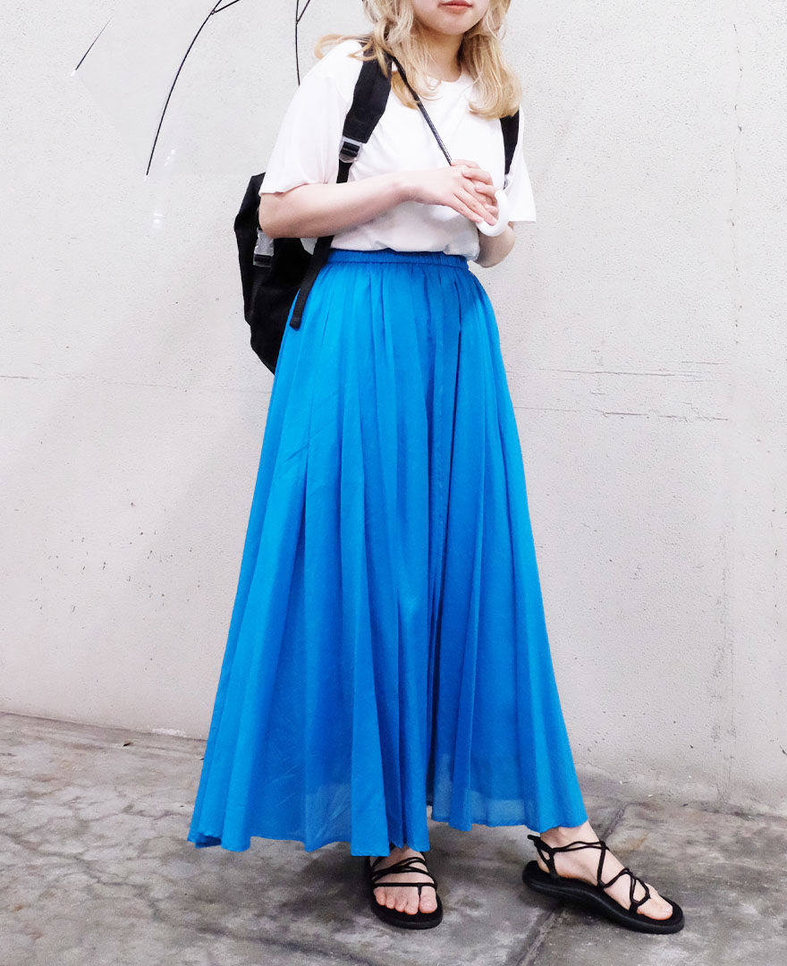 ホワイトのTシャツにブルーのスカートを合わせてさわやかに