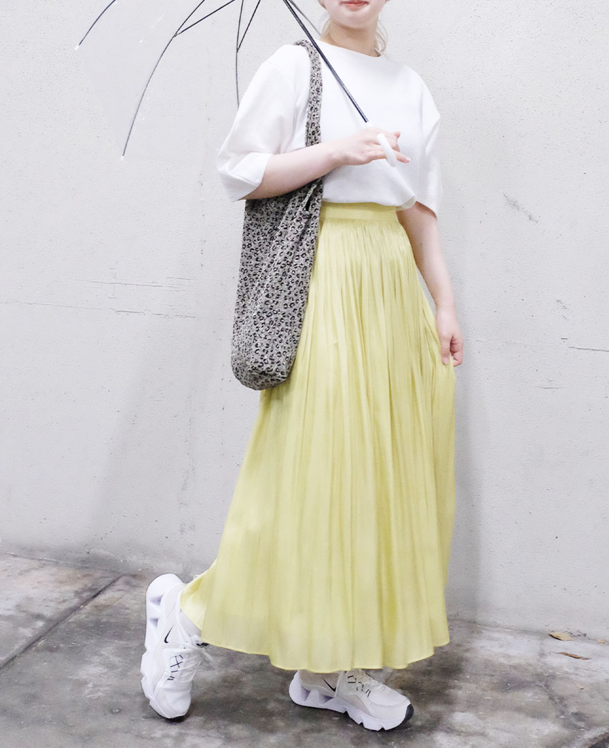 イエローのマキシスカートにホワイトのトップスとスニーカーをコーディネート