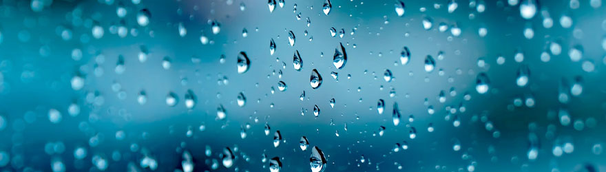 水滴が窓につく梅雨のイメージ