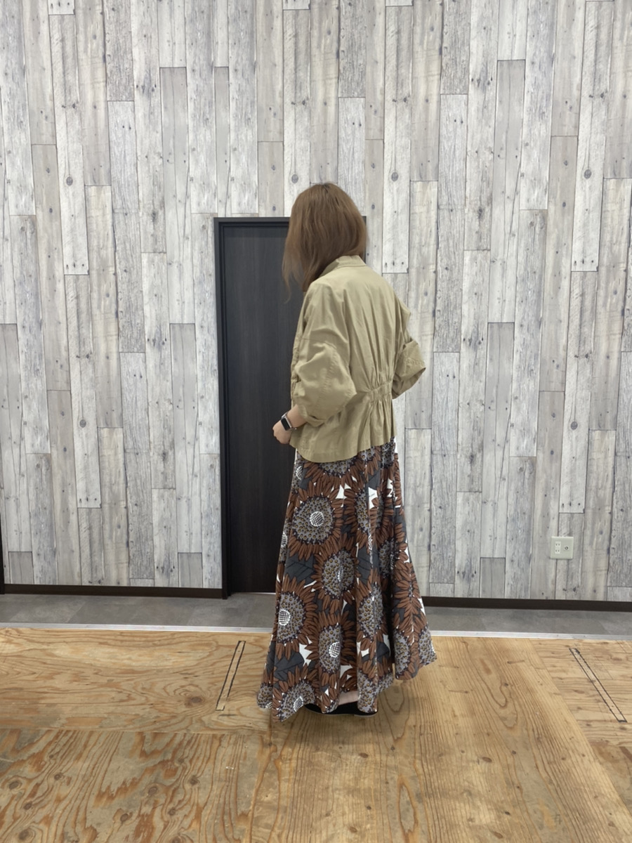 ベージュのジャケットとジャンパースカートのコーディネート