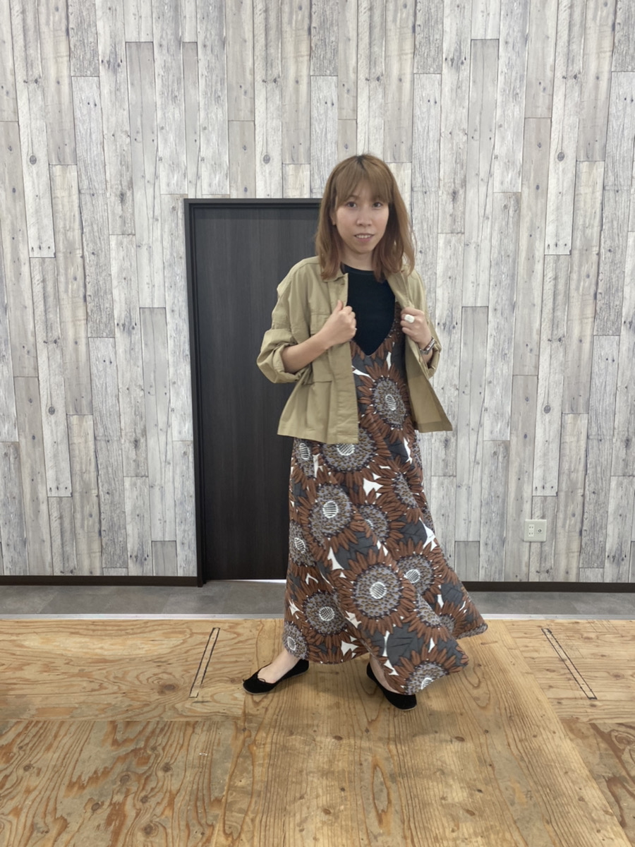 ベージュのジャケットとジャンパースカートのコーディネート