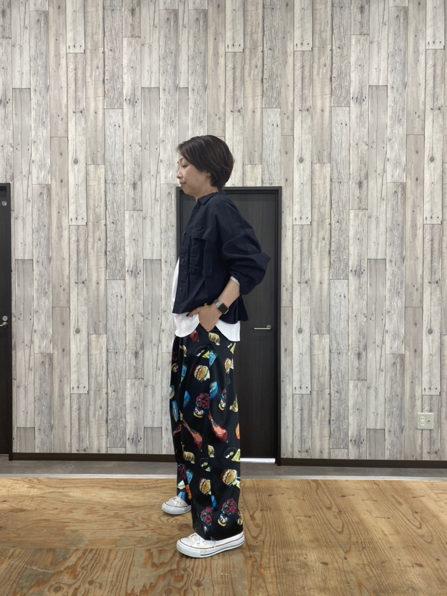 チャコールのジャケットのパンツコーデ