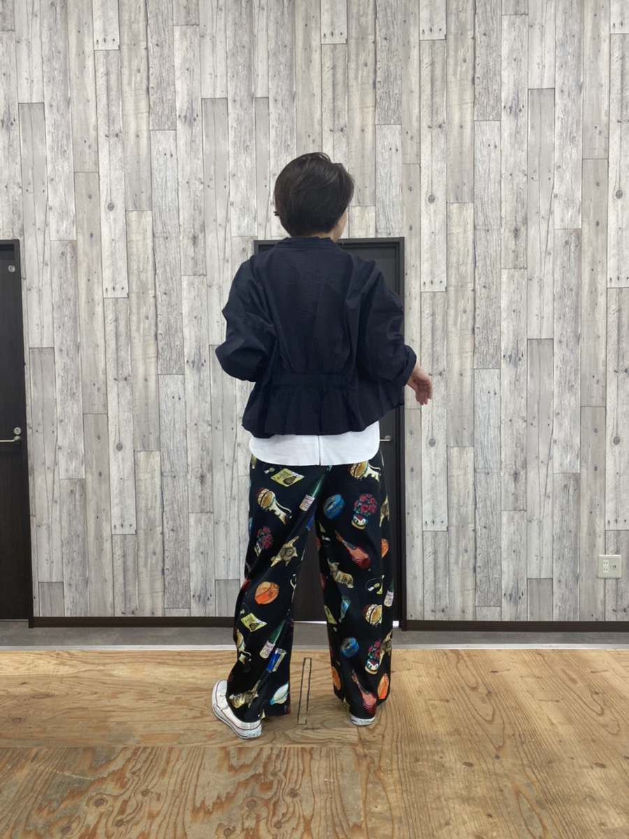 チャコールのジャケットのパンツコーデ