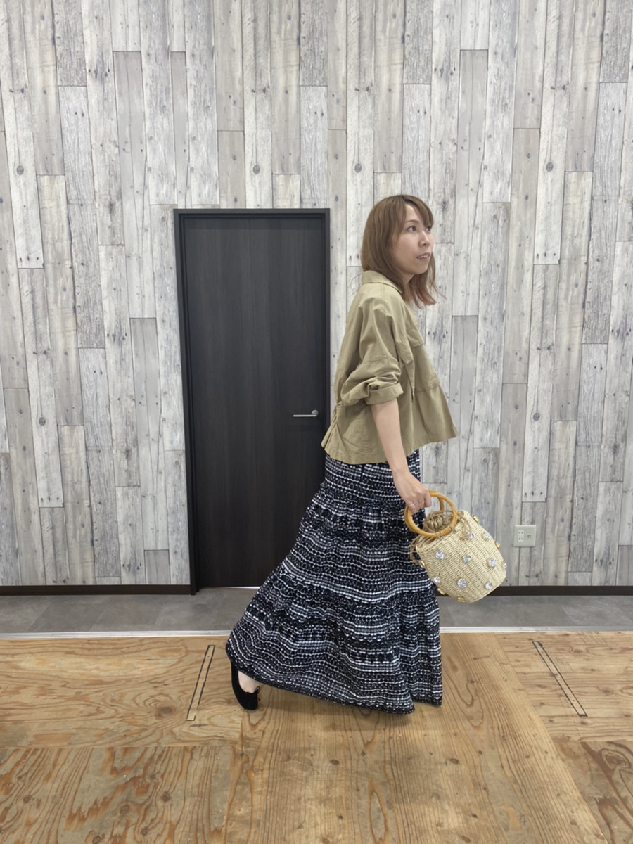 ベージュのジャケットとパンチングスカートのコーディネート