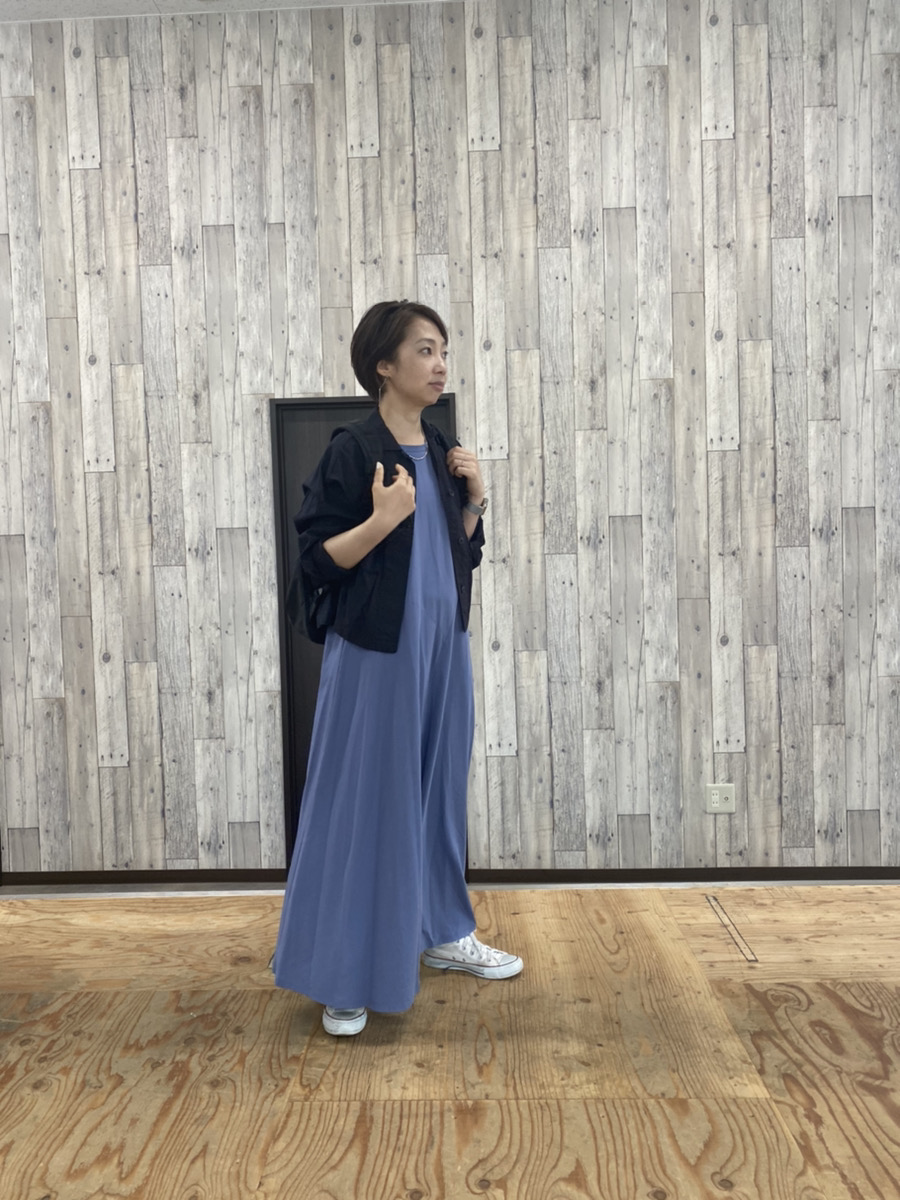 ネイビージャケットとワンピースの合わせ