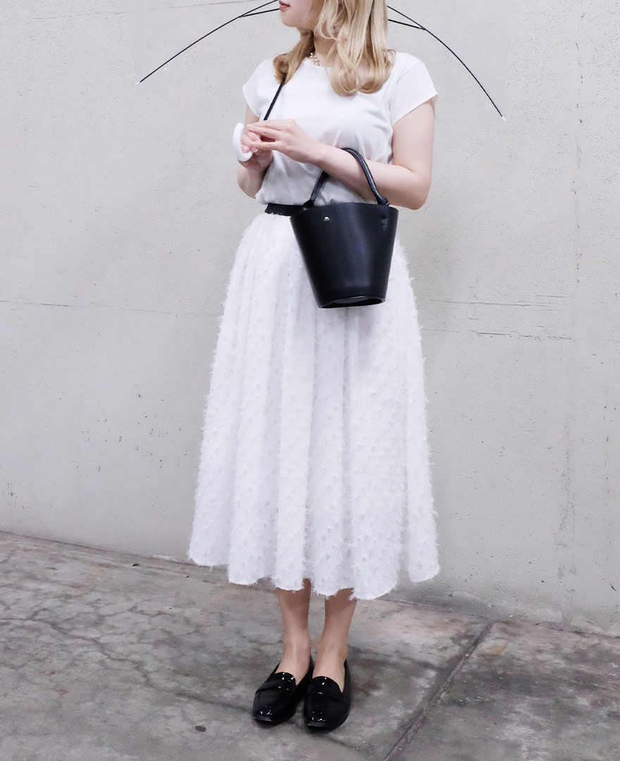 トップスとスカートを白で合わせてさわやかにコーディネート