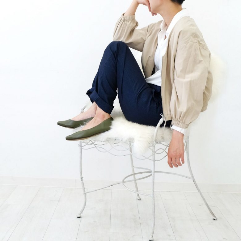 ワークジャケットにはキリッとした印象のネイビーのパンツを合わせて、足元にはカーキを入れることで統一感が出ます。