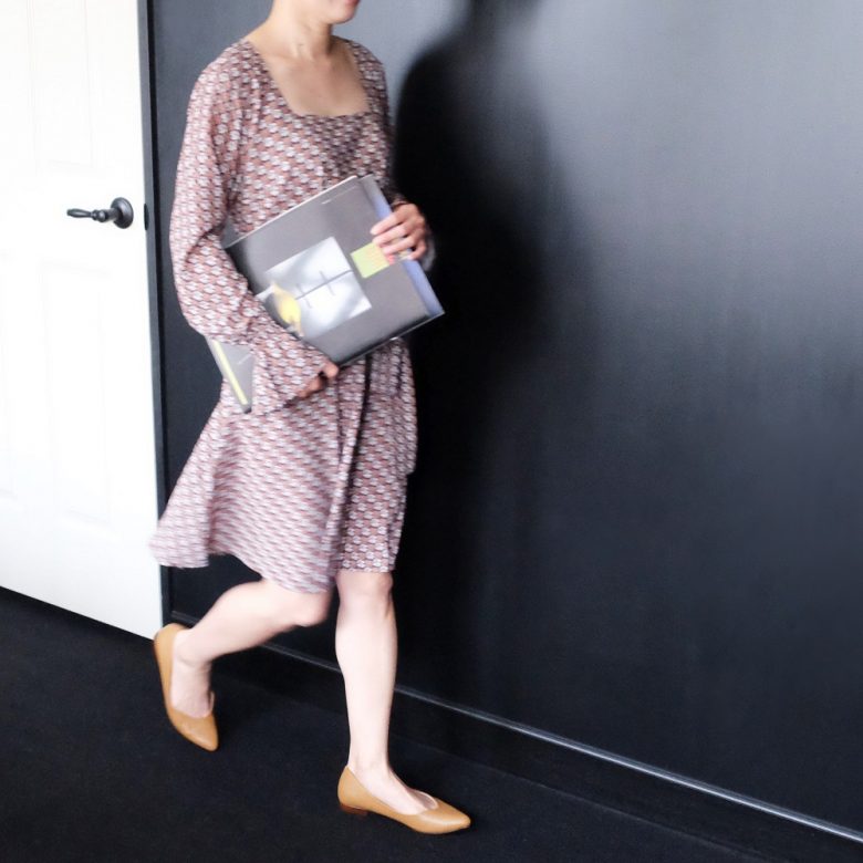 特別な打ち合わせがあるときには小花柄のふんわりガーリーなワンピでも目立ちすぎないブラウンのフラットパンプスで全体のトーンを落として落ち着いた雰囲気に。