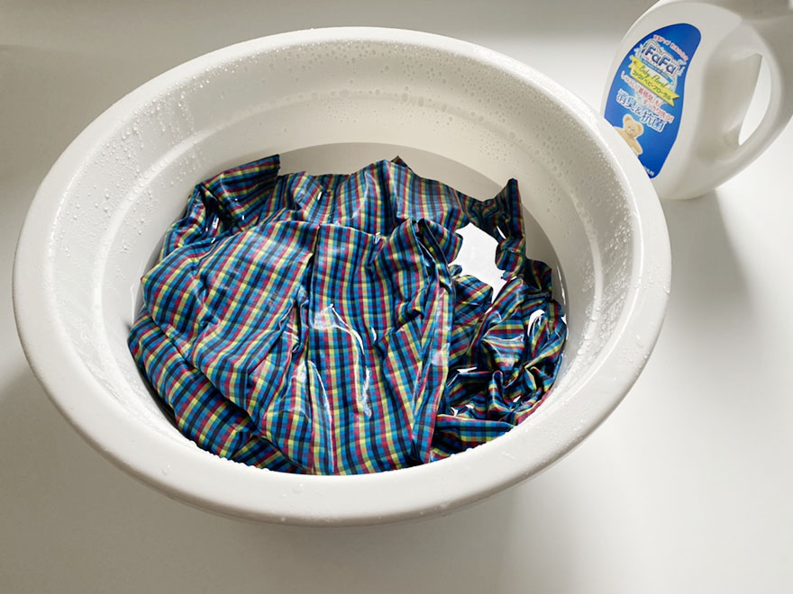 ブルーのチェックスカートを洗濯桶で押し洗い