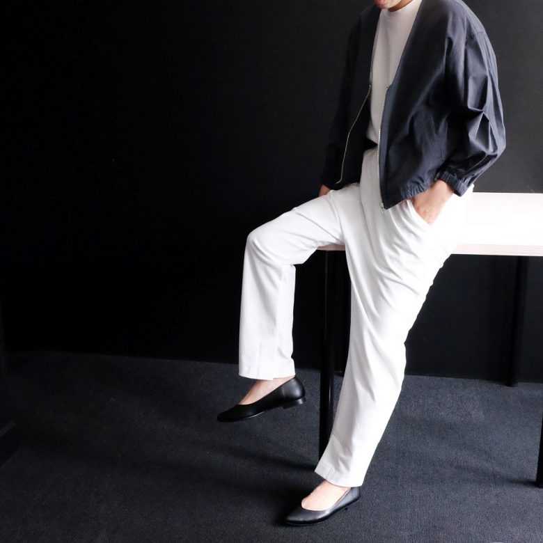 黒パンプスはモノトーンコーディネートの必須アイテム