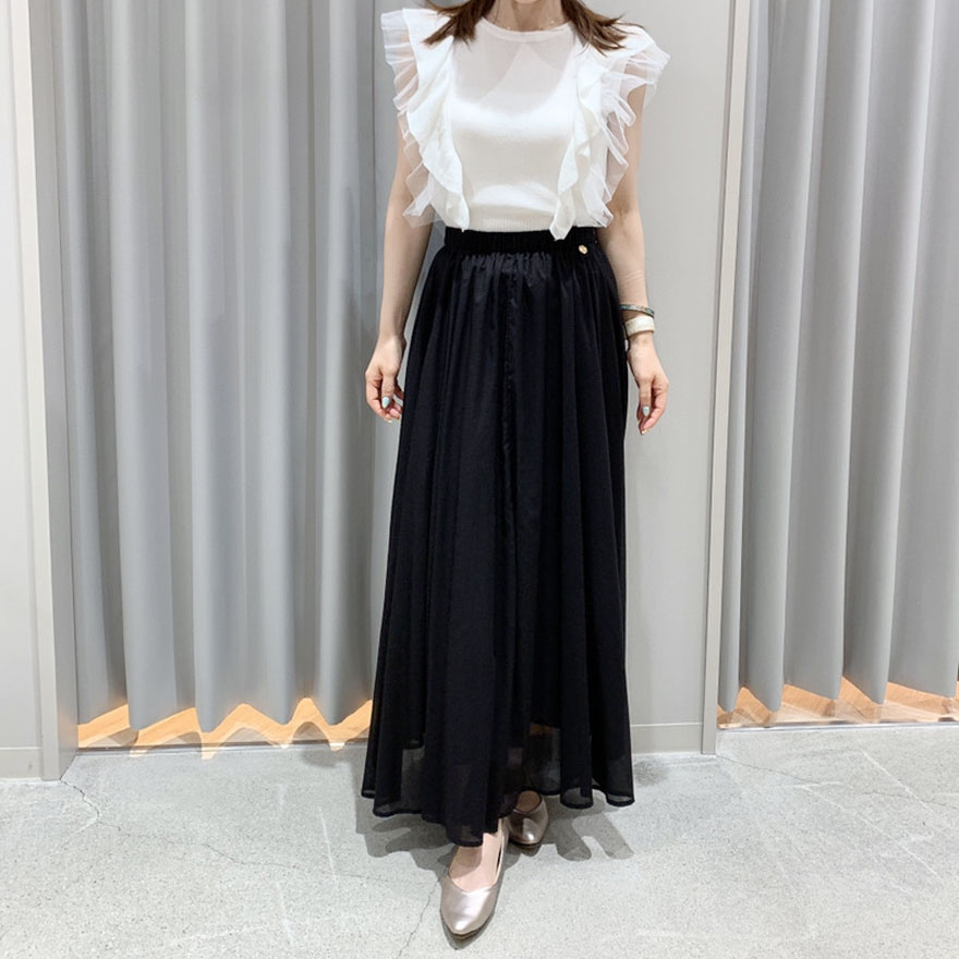 トレコードのフリルニットトップスのホワイトに、神戸・山の手ポケットフリルパンツのブラックに、ファルファーレクラシカルの7cmヒール(カーキ)をコーディネート