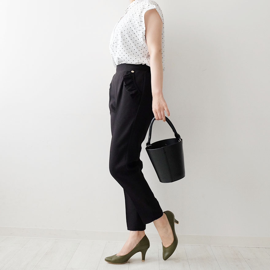 トレコードのドットブラウスと神戸・山の手ポケットフリルパンツのブラックに、ファルファーレクラシカルの7cmヒール(カーキ)をコーディネート