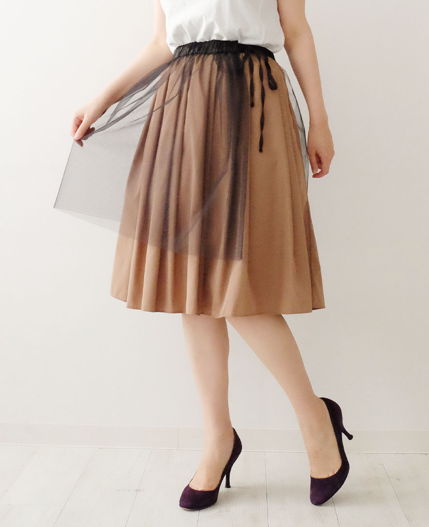 神戸・山の手チュールエプロンスカートのブラックに、神戸・山の手スカートのシナモンをレイヤード