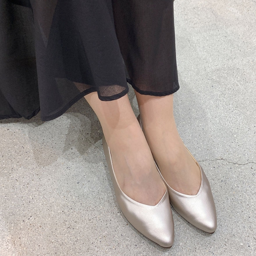 神戸・山の手ポケットフリルパンツのブラックに、ファルファーレクラシカルの7cmヒール(カーキ)をコーディネート