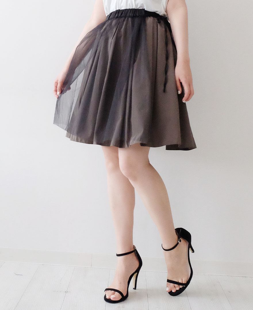 神戸・山の手チュールエプロンスカートのブラックに神戸・山の手スカートミドル丈のダークブラウンをレイヤード
