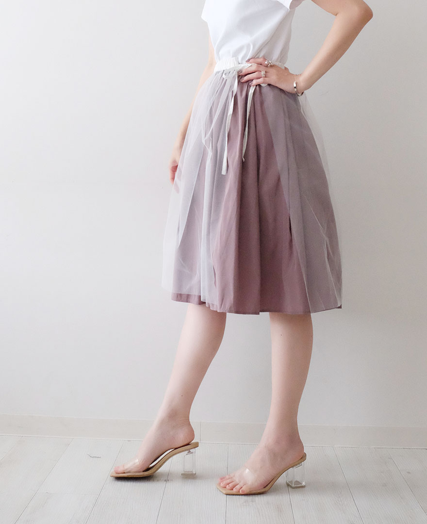 神戸・山の手チュールエプロンスカートのホワイトに、神戸・山の手スカートのグレージュをレイヤード