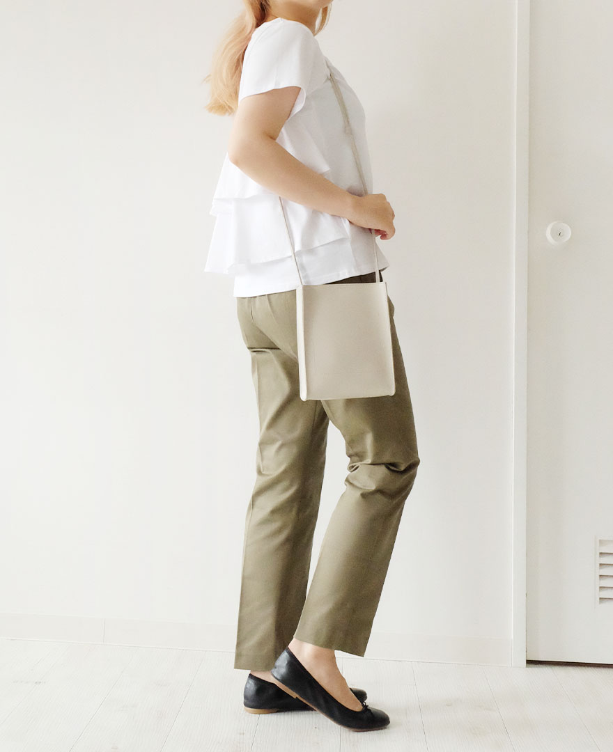 ホワイトのTシャツにカーキのテーパードパンツをコーディネート