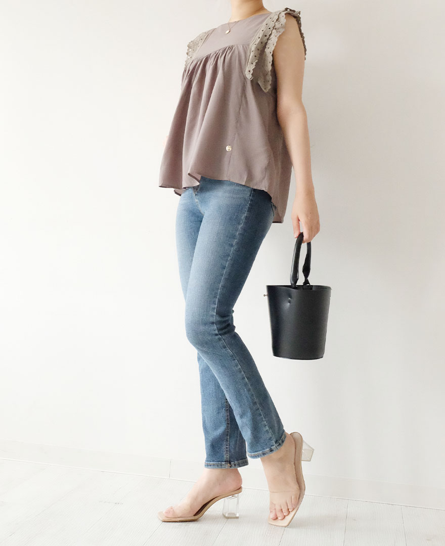 グレーのノースリーブブラウスにスキニーデニムをコーディネート