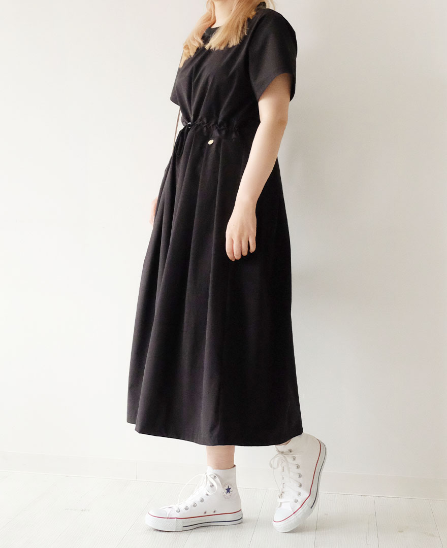 ブラックのロングワンピースにホワイトのハイカットコンバースくをコーディネート