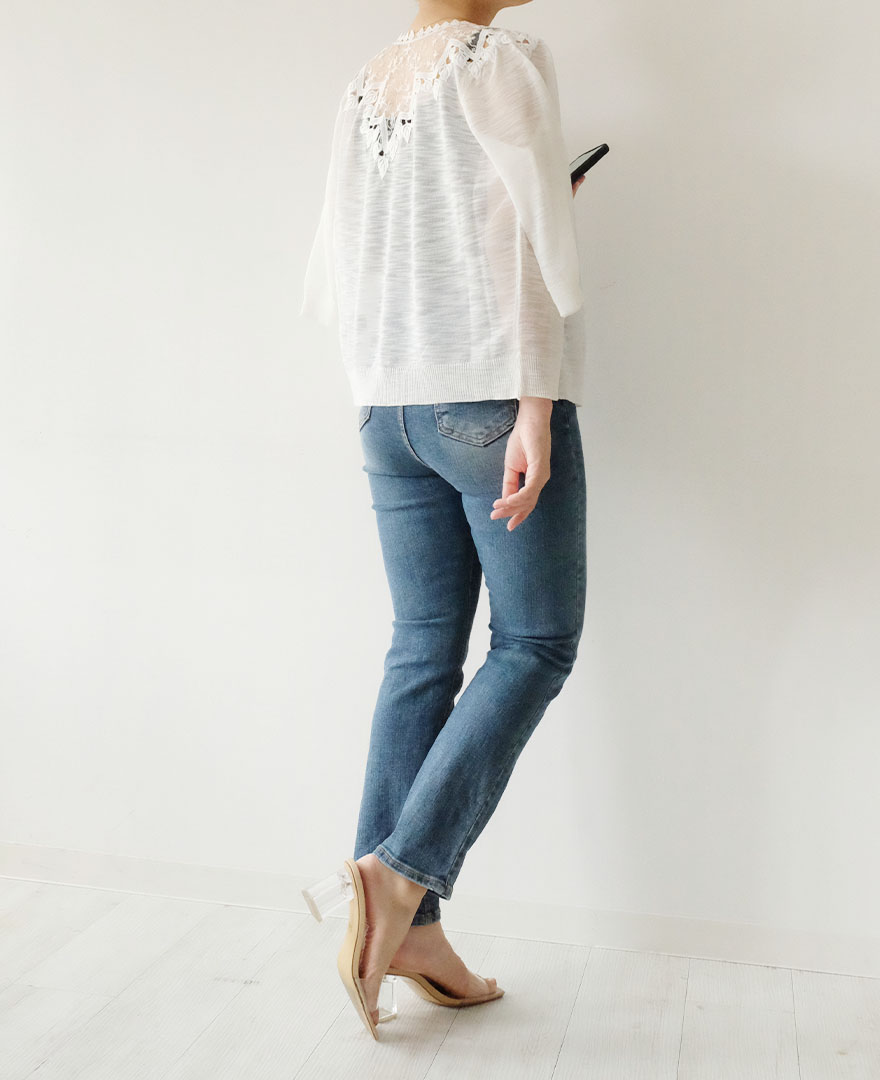 ホワイトのレースカーディガンにスキニーデニムをコーディネート