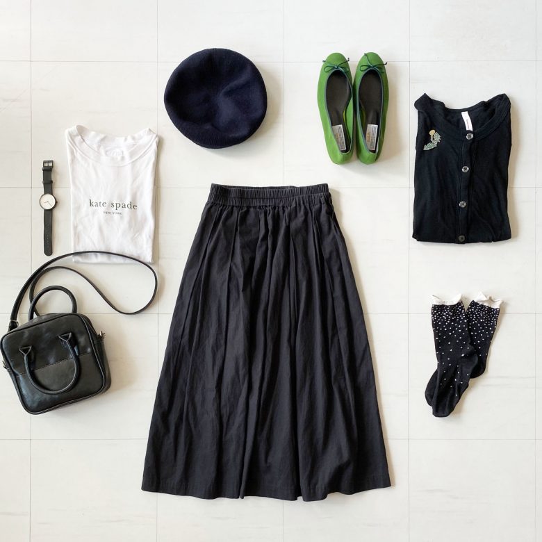 ブラックのタックギャザースカートにバレエシューズを合わせるのが大好きです。 白いロゴTシャツとブラックのカーディガン。 小物もブラックのミニバッグとベレー帽。 グリーンのバレエシューズのみを差し色で使ってポイントに。 カラーシューズも他の色を押さえたらとても合わせやすいです。