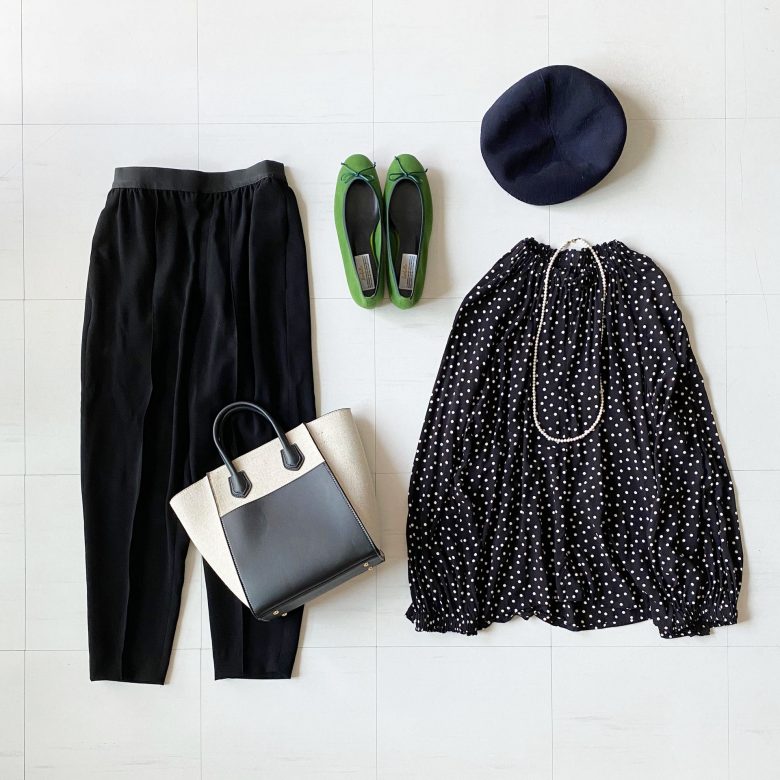 アンクル丈のテーパードパンツに、ドット柄のてろんとした素材のブラウスを合わせました。 パールのネックレスとかっちりした雰囲気のトートバッグでちょっぴり大人の雰囲気。