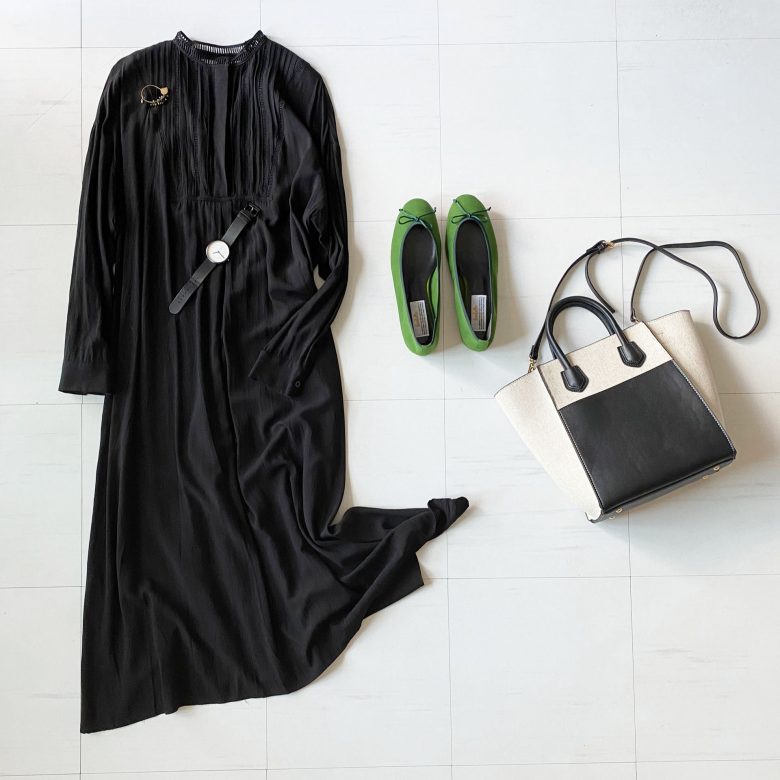 オケージョンの時には襟元のレースと前身ごろのタックがポイントのロングワンピース。 こちらもパンツスタイルと同じ、かっちりしたトートバッグを合わせました。 足元まで黒だとちょっと寂しい感じになってしまうので、色味のある靴を持ってくるのがおすすめ。