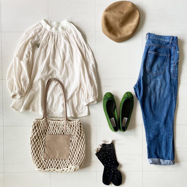 ロールアップしたボーイフレンドジーンズに、グリーンのバレエシューズ。 最強のカジュアルスタイルにも合うグリーンのバレエシューズ。 ナチュラルな雰囲気を崩さないよう、ネットのマルシェバッグとキャメルカラーのベレー帽を合わせました。