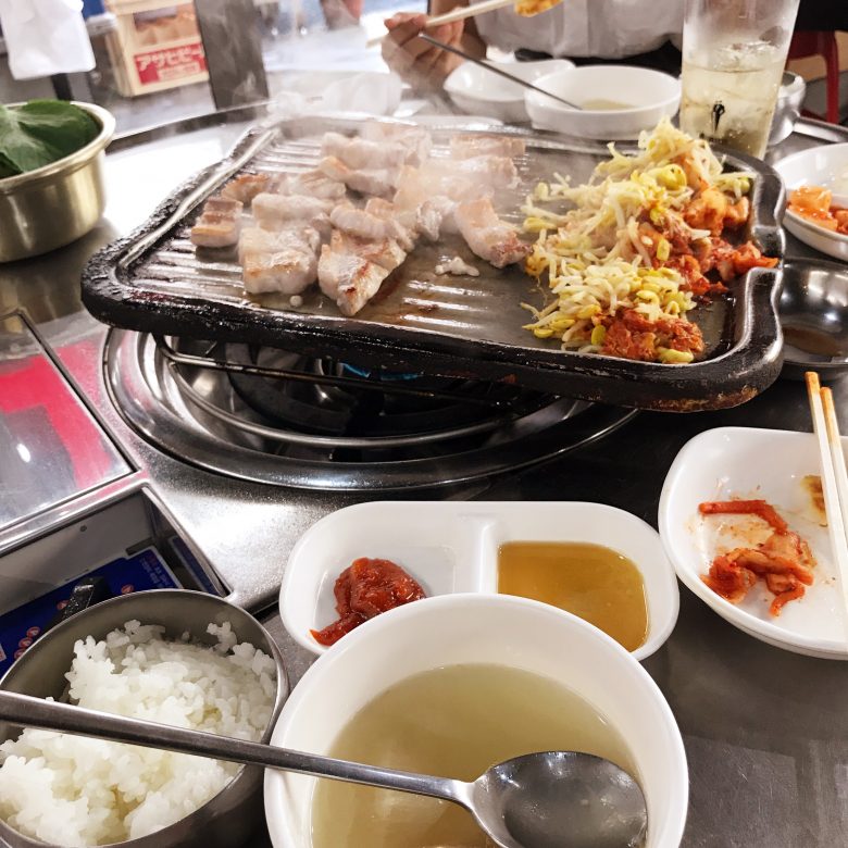 難波に来たついでに大阪・鶴橋から歩いて10分ほどの生野コリアタウンで本場の雰囲気を味わいながらサムギョプサルを食べてみるのはいかが？