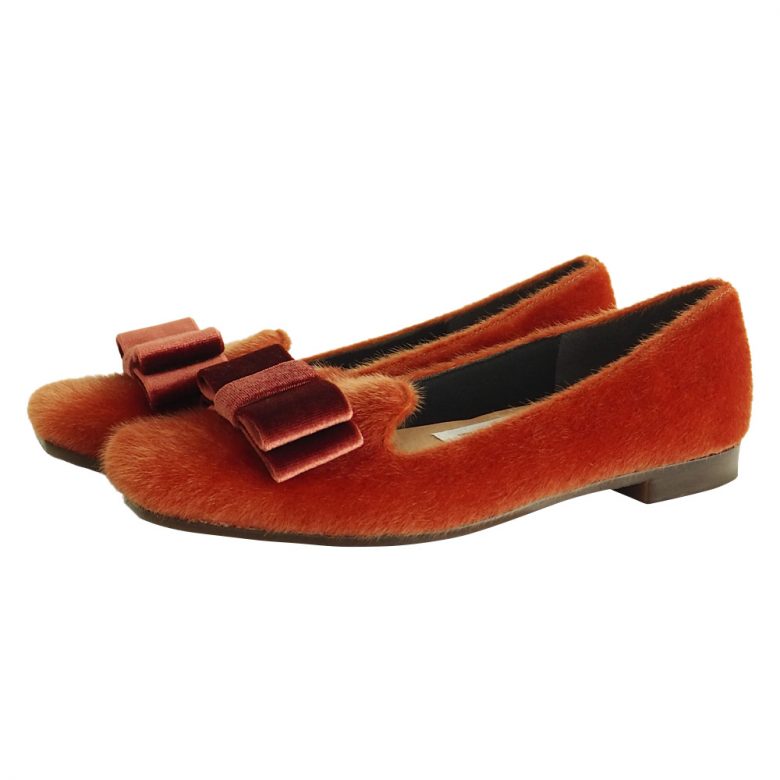 ボアやハラコなど、ふわふわと温かみのある素材は今年のトレンドの素材