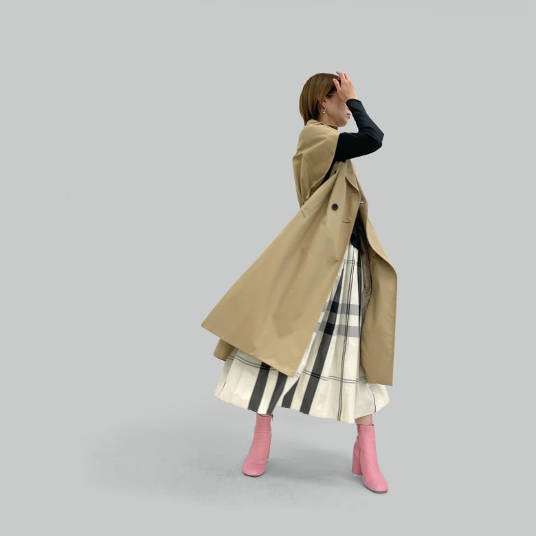 モノトーンチェックのスカートーにベージュのトレンチベストを合わせてかっこよくコーディネート