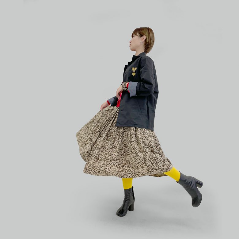 山の手レオパードスカートに赤のカーディガンとブラックのブルゾンを合わせてやんちゃなコーディネートに