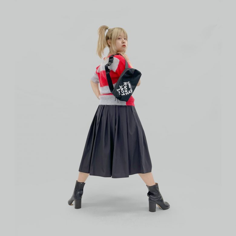 ブラックの山の手スカートに赤のボーダーニットとロゴバッグを合わせてハードなコーディネートに