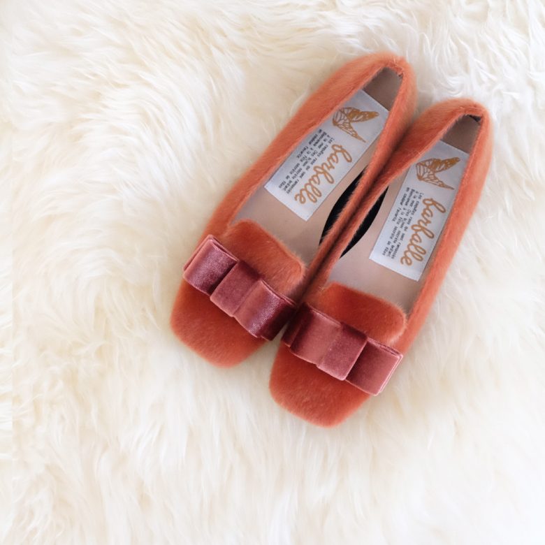 足幅の一番広い所から真っすぐに伸びた真四角なスクエアトゥは今年のシューズトレンドです。