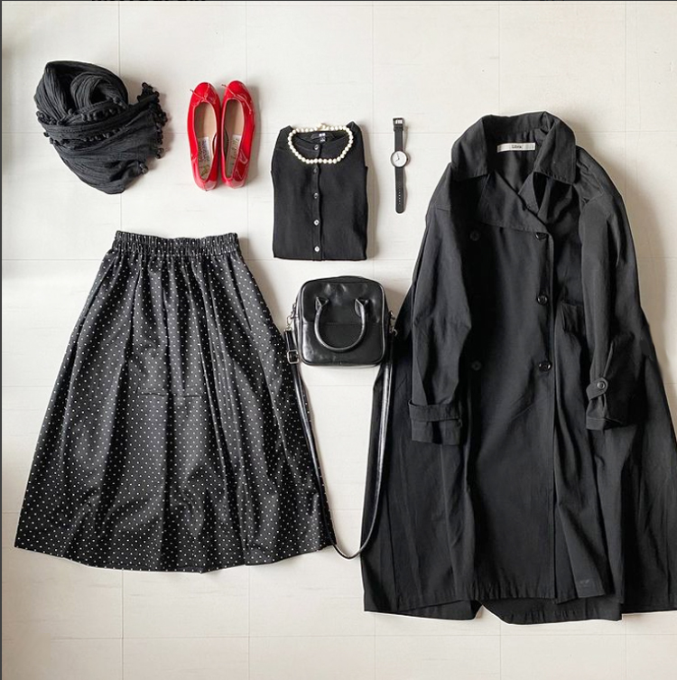 ブラックのトレンチコート・スカート・セーターのオールブラックワントーンコーデの差し色にレッドのエナメルバレエシューズをプラス。