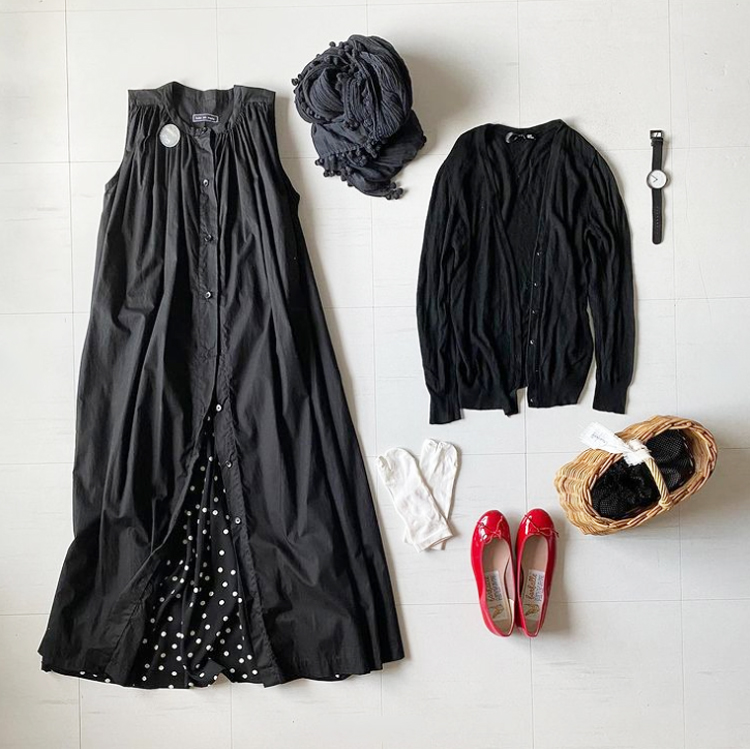 ロングシャツとロングスカートの重ね着スタイルをきれいめにするには黒のワントーンに赤いバレエシューズを合わせるのがコツです。