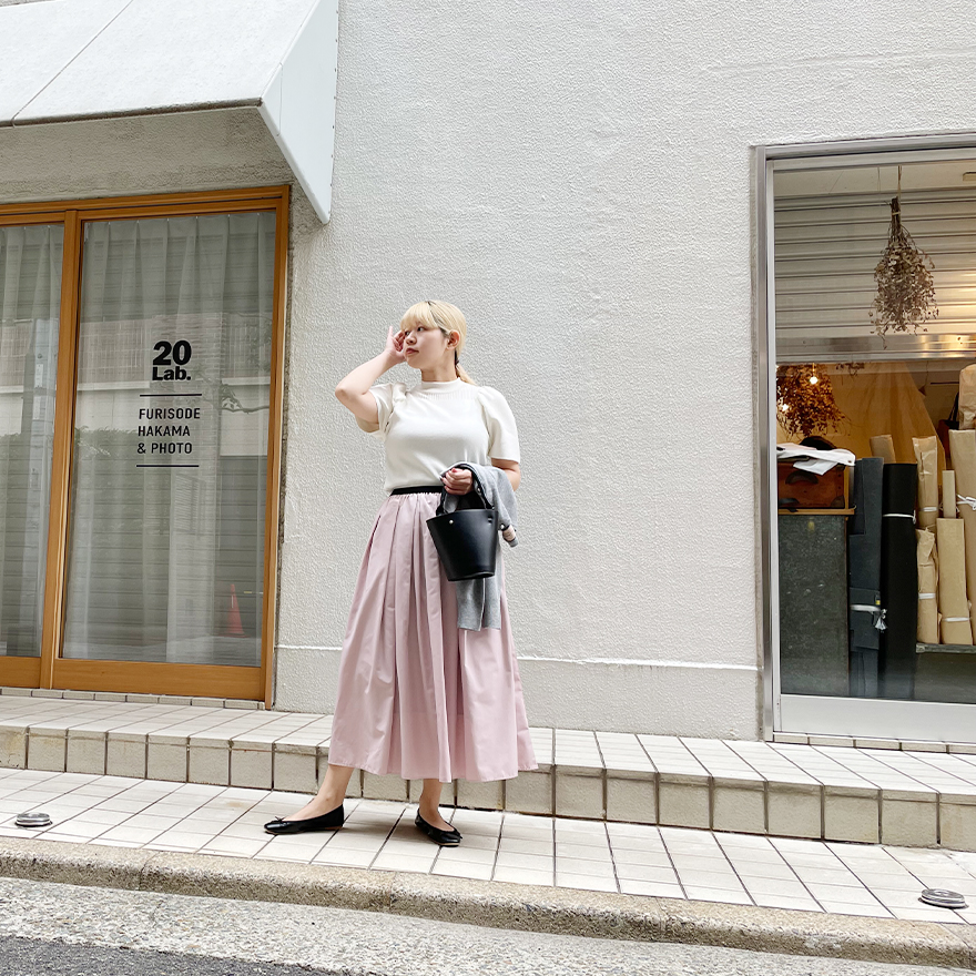 ホワイトのパフスリーブニットにライトピンクの神戸山の手スカートマキシ丈をコーディネート