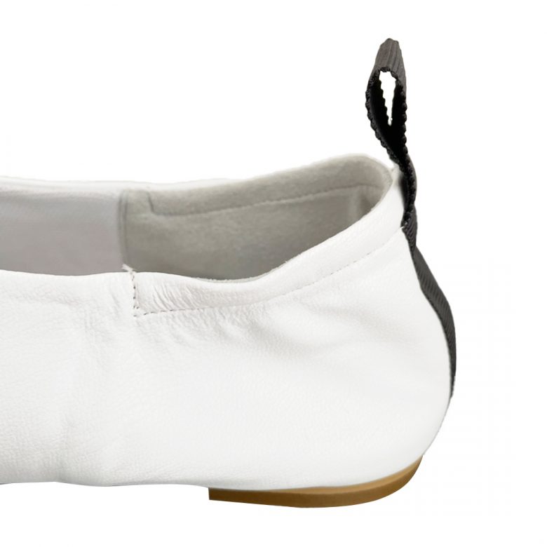 日本製サスティナブルシューズ・パンプスブランドwf（ダブリューエフ）は全ての靴の踵にギャザーが入っており、人それぞれ異なるかかとの厚さに対応できるようにしています。